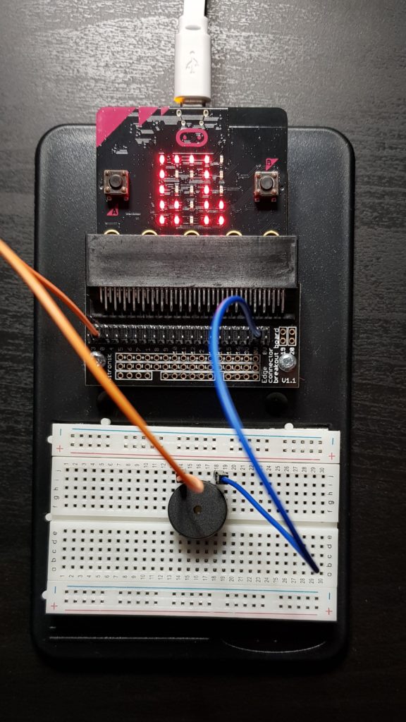 Microbit v1 conectada a un zumbador para poder reproducir sonidos