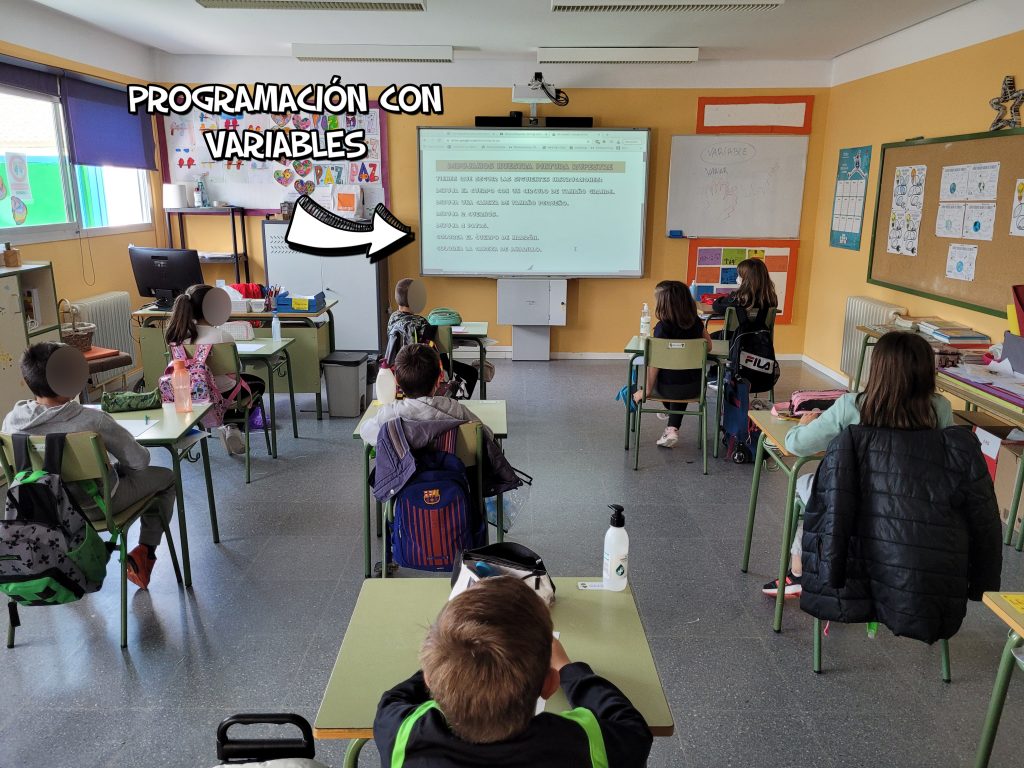Clase con los niños sentados mirando a la pizarra.