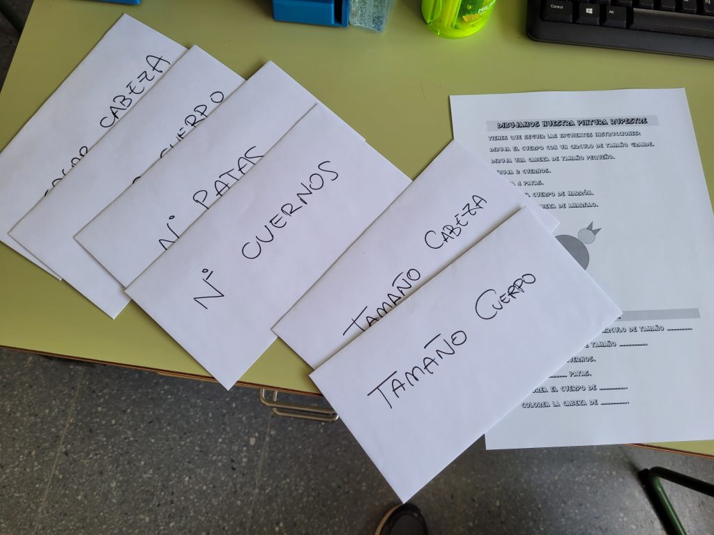 Sobres con las distintas variables para las pinturas rupestres colocadas sobre una mesa