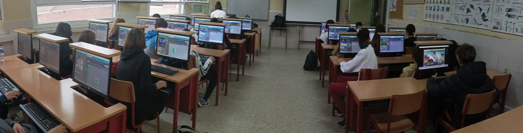 Alumnado trabajando en una sala de ordenadores.