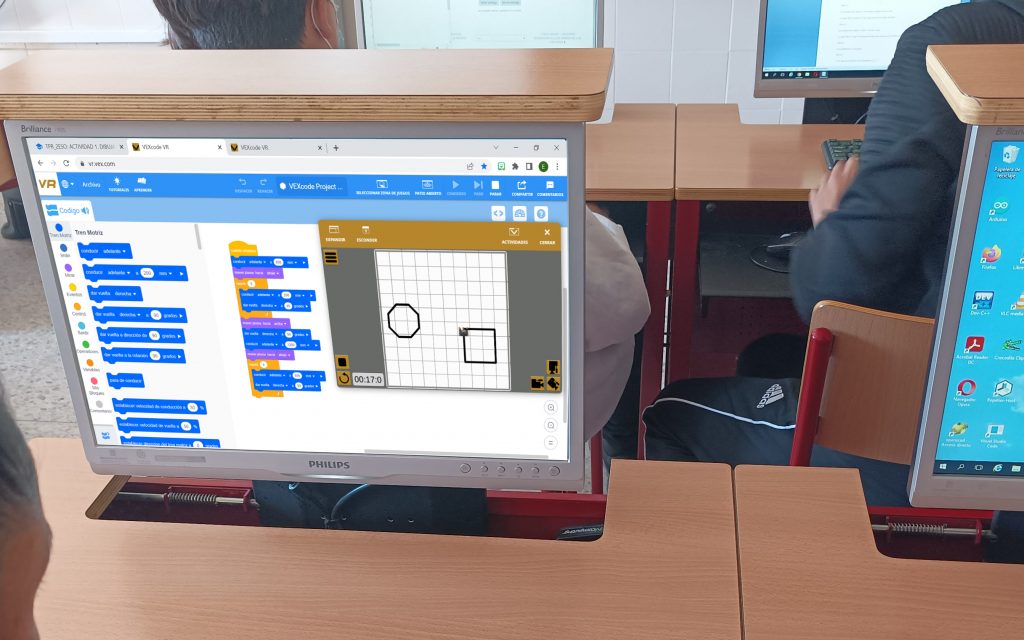Pantalla de ordenador en la que se está programando por Scratch