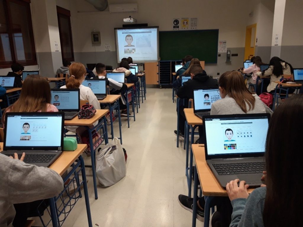 Estudiantes en la tercera sesión de la actividad