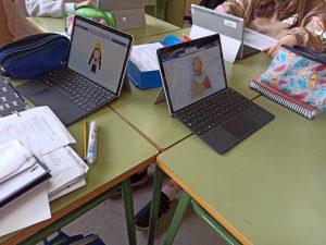 Alumnos creando su personaje en el ordenador a través del que harán preguntas