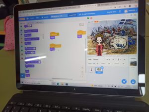 Estudiante creando el juego en Scratch