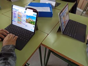 Estudiantes realizando el proyecto en Scratch