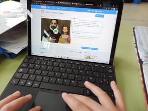 Estudiante creando un diálogo entre personajes