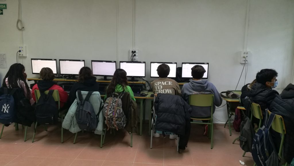 Trabajo en grupos de dos. Este día pudimos usar dos ordenadores para casi todas las parejas. Nos sirvió para probar alternativas.