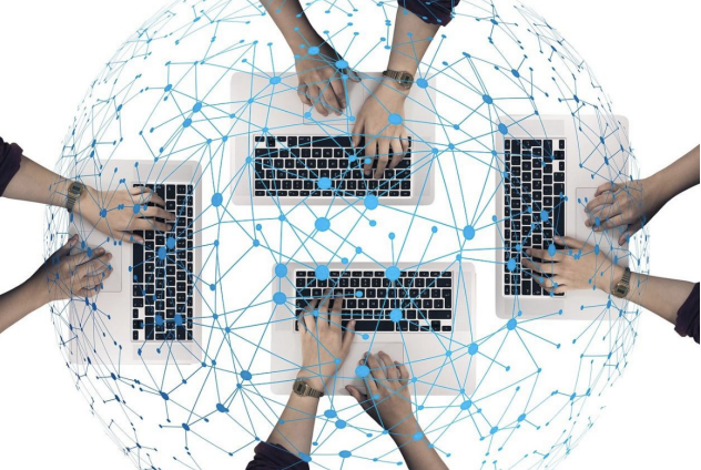 Grafismo de cuatro ordenadores y una red de comunicación