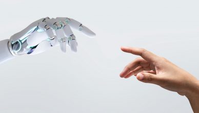 Dos manos, una humana y una robótica, tratan de tocarse