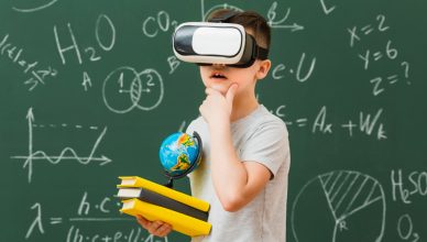 Un niño en su clase con unas gafas de realidad aumentada