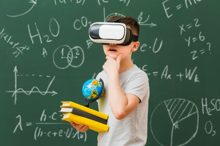 Un niño en su clase con unas gafas de realidad aumentada