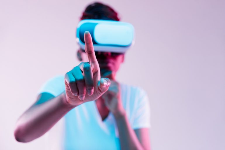 El metaverso. Una mujer usando gafas de realidad aumentada