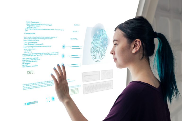 Una mujer está mirando una pantalla digital