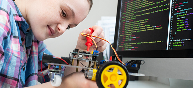 Una alumna en una clase de robótica y programación