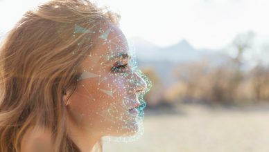 Rostro de una mujer con una capa de inteligencia artificial por encima