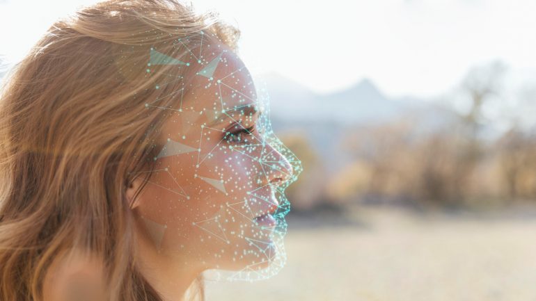 Rostro de una mujer con una capa de inteligencia artificial por encima