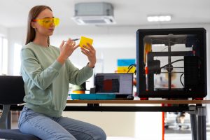Mujer imprimiendo un cubo de resina en 3d