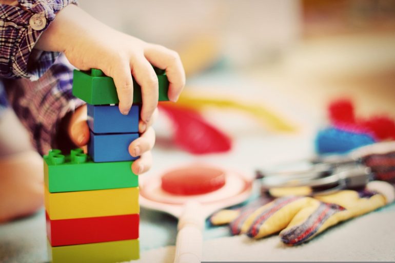 Un niño montando una torreta de bloques