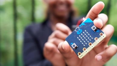 Una chica sujetando una microbit