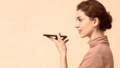 Mujer hablando con un chatbot de Google