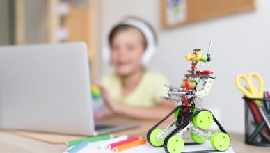 Grafismo de un robot en primer plano y un niño desenfocado en segundo plano