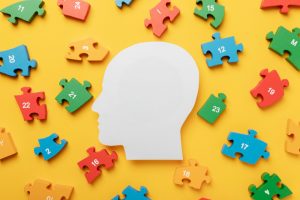 Una cabeza con varias piezas de puzzle