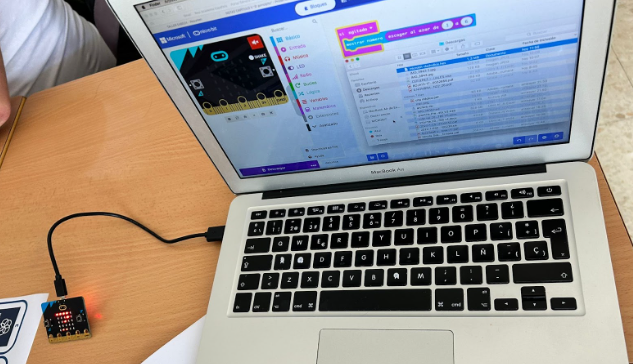 Un ordenador sincronizando con una placa micro:bit