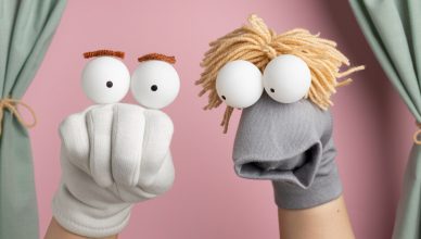 dos manos llevando calcetines que imitan a títeres