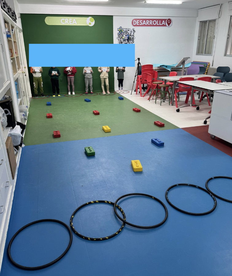Varios niños y niñas en el AdF jugando con una red de ordenamiento