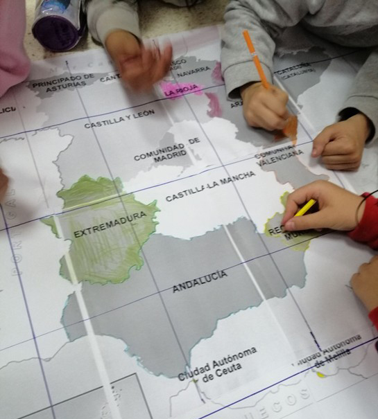 Alumnado coloreando un mapa de España