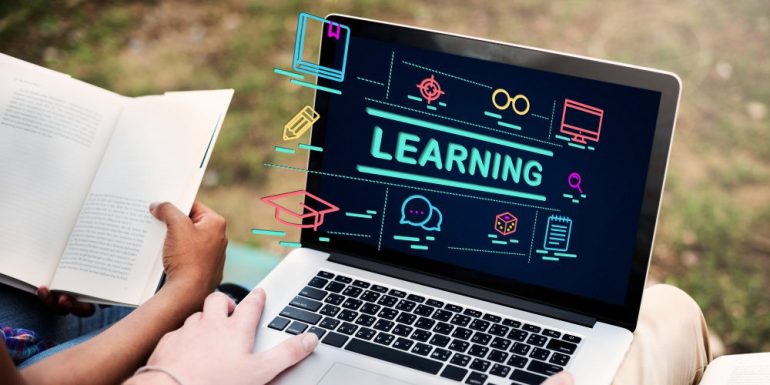 Imagen de un portatil en el que se lee: learning