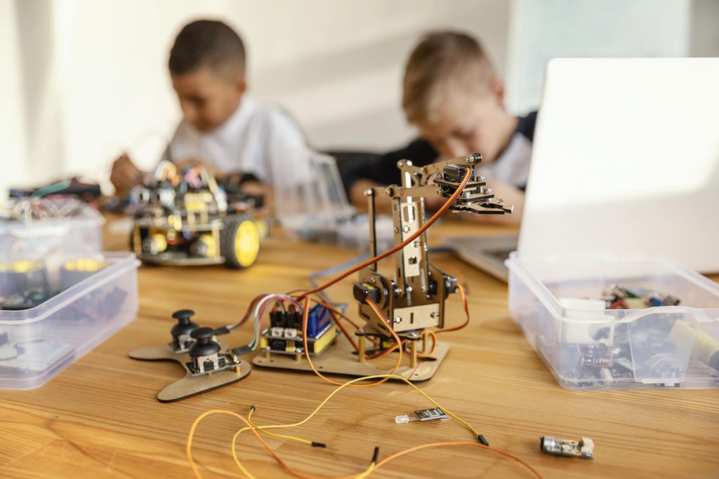 niños con robots educativos