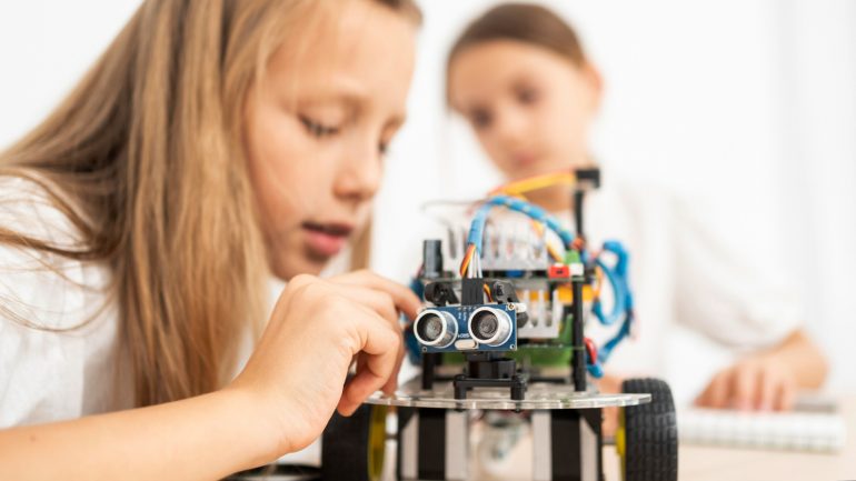 Niña trabajando en un robot
