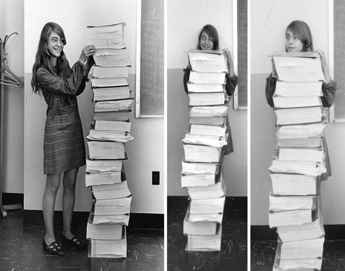 Mujer con una pila de libros